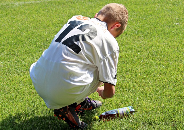 别独！沃克对菲利克斯说：把球传出去，我们不是梅西.